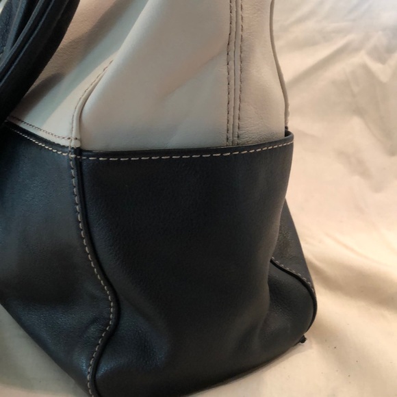 Classic Black & White Tignanello Shoulder Bag - Picture 5 of 6